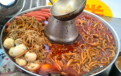 Finished Shaanxi oil-splashed noodles with chili oil, greens, and braised pork